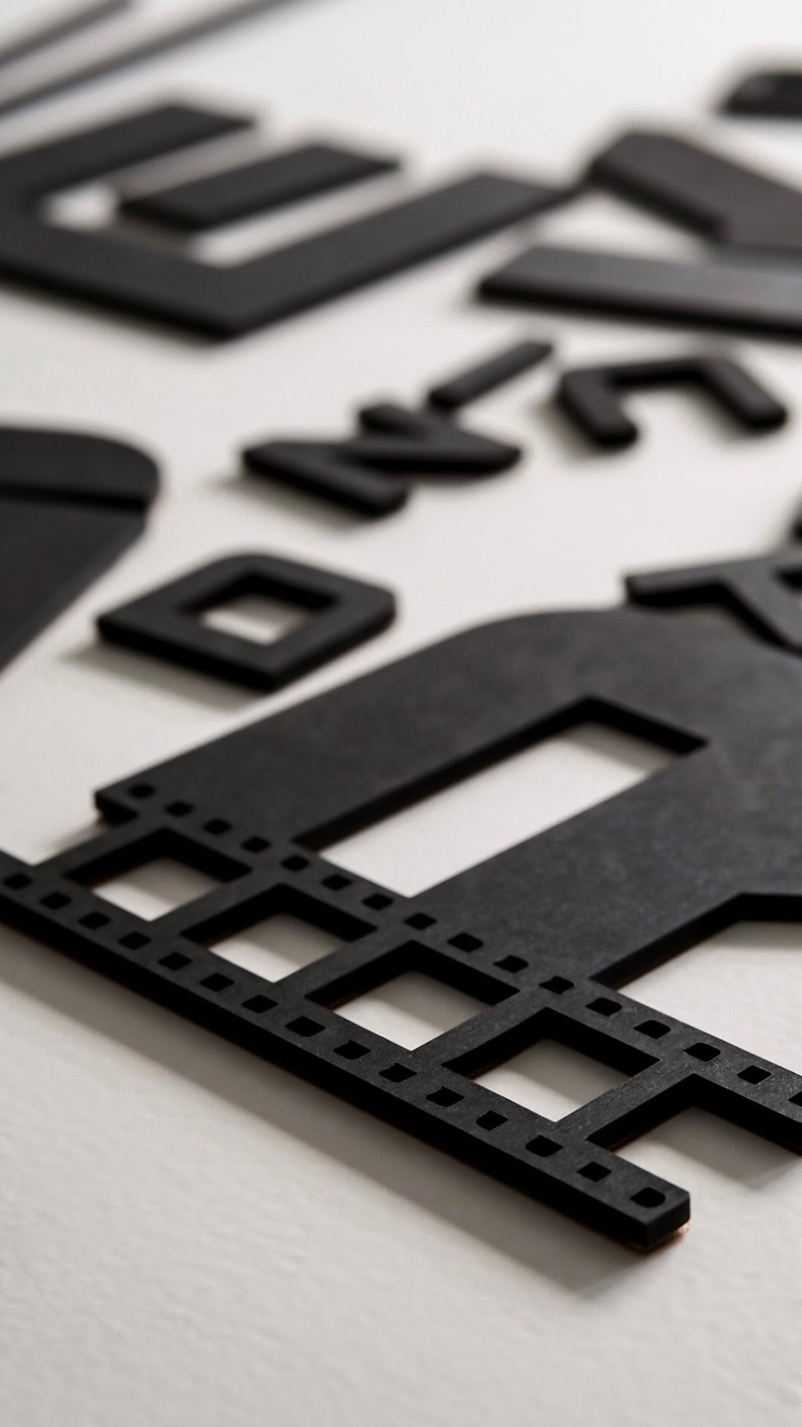 RAUW 3D logo van zwart MDF op maat voor bedrijven