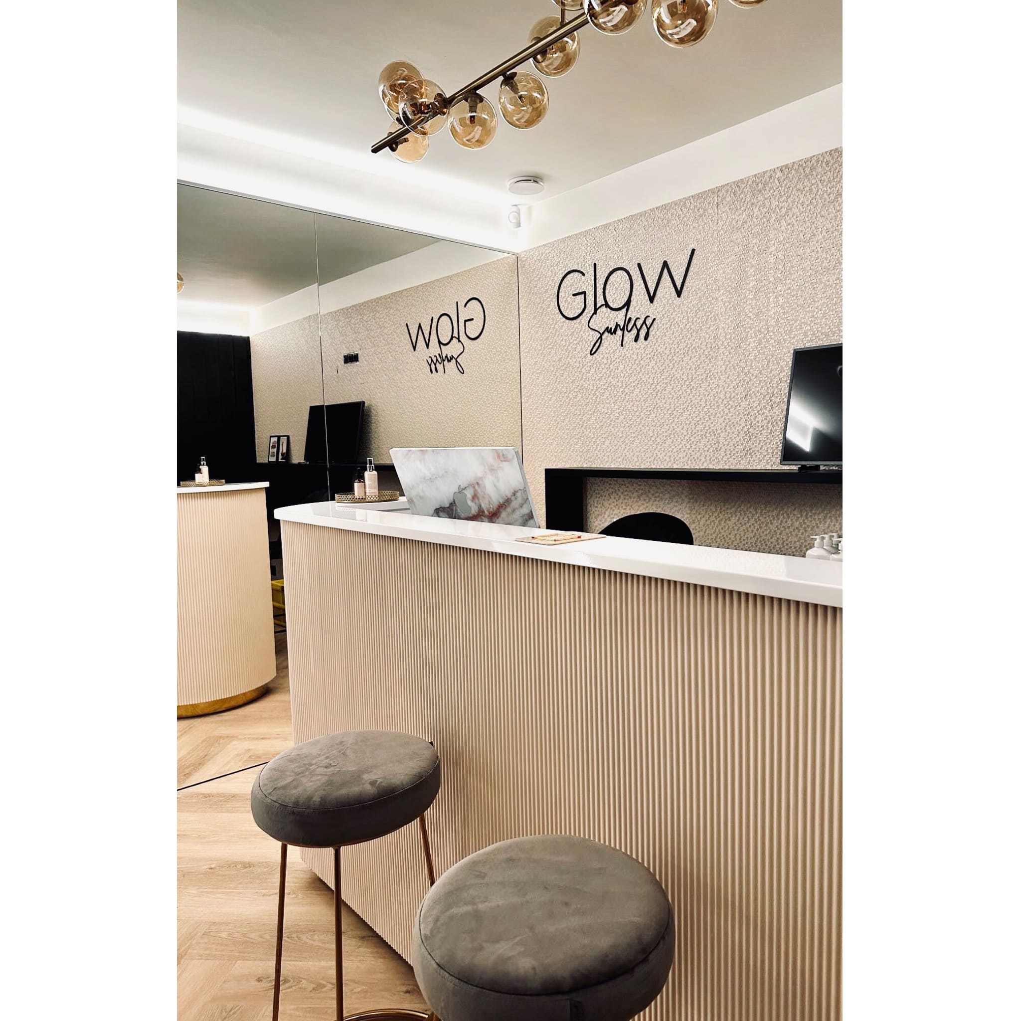 Logo voor beautysalons aan de muur RAUW