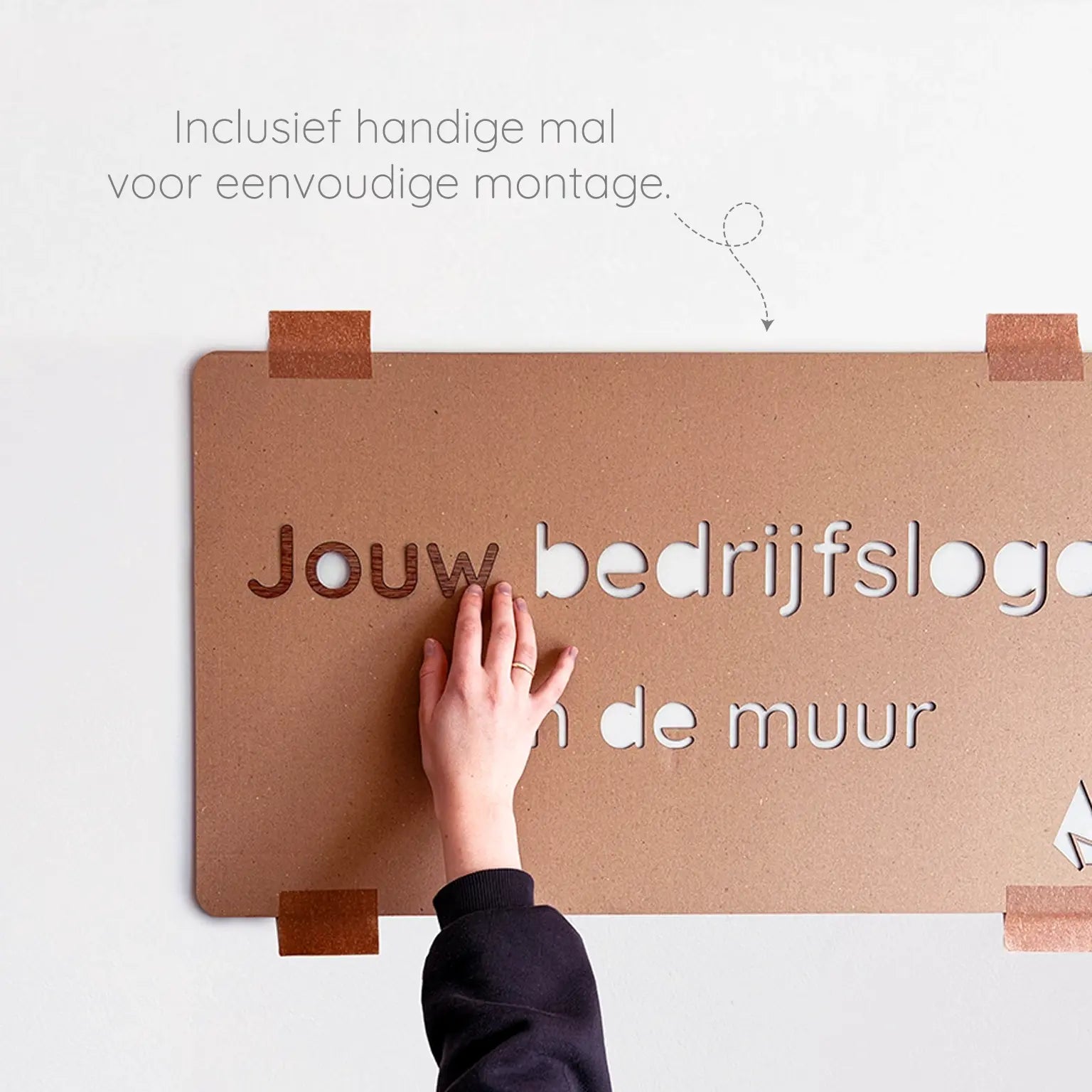Montagemal voor houten bedrijfslogo aan de muur