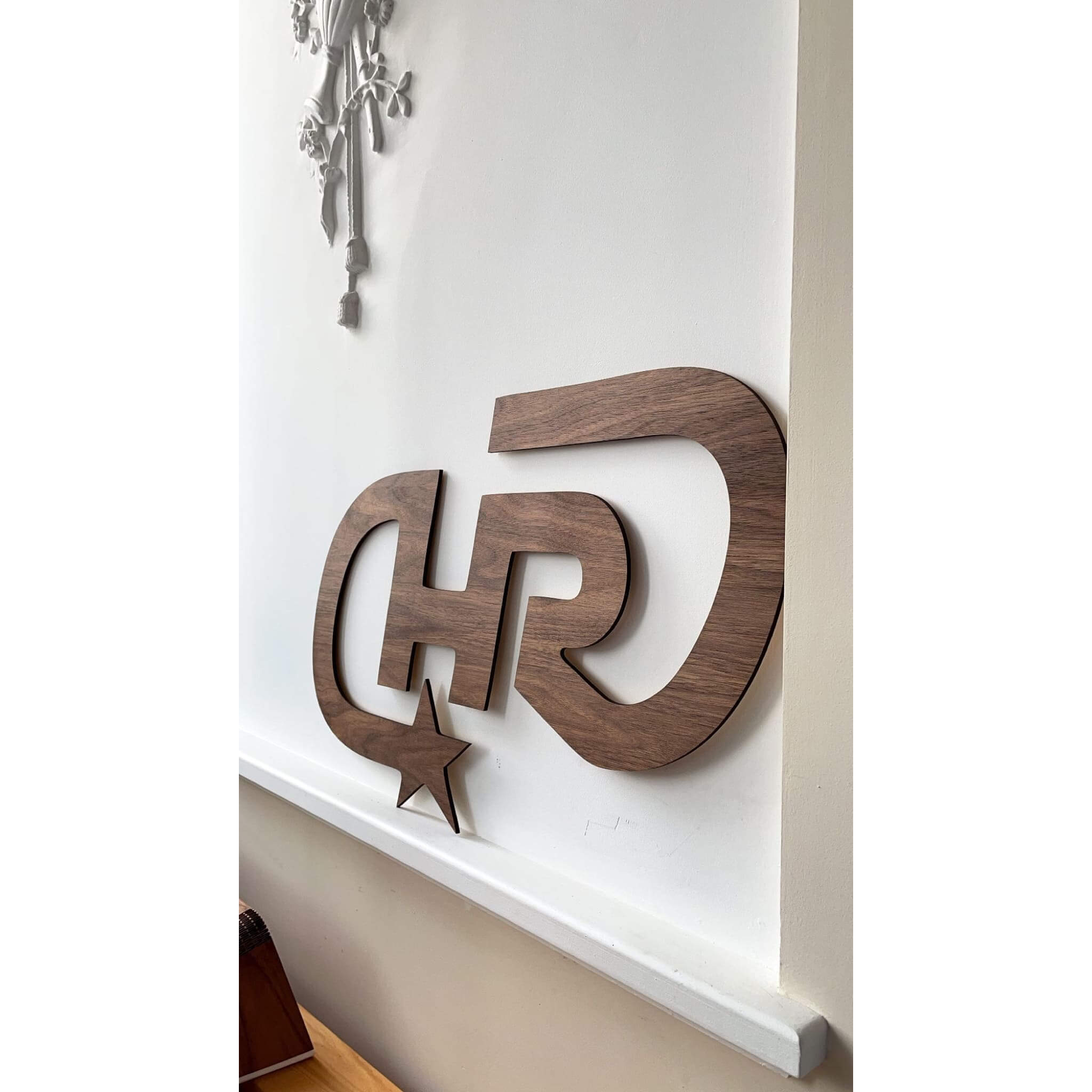 RAUW 3D logo hout aan de muur