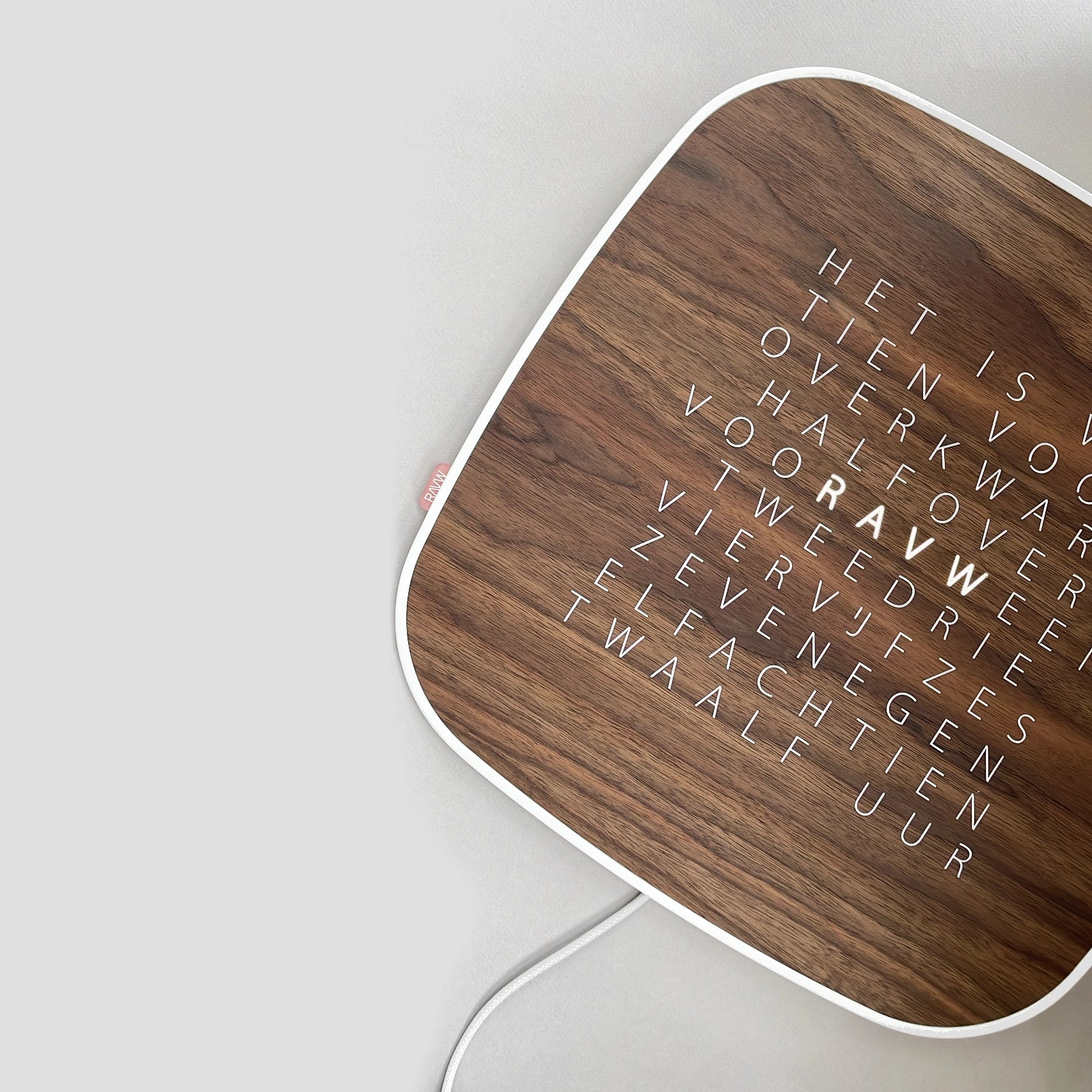 RAUW P'uur walnoot woordklok met USB-kabel