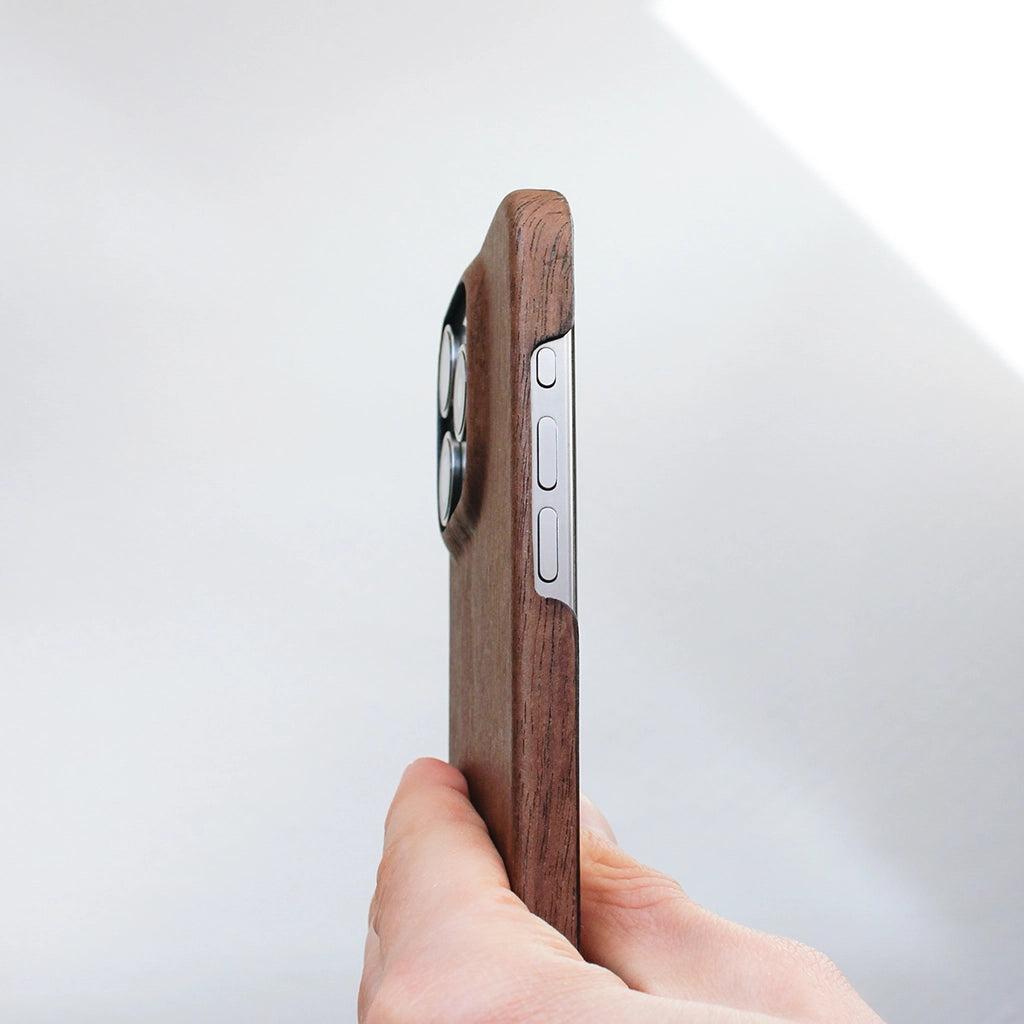 RAUW Houten iPhone Hoesje van echt hout walnoot in handpalm