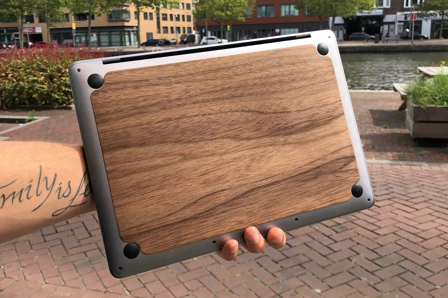 RAUW Houten MacBook Skin van walnoot - onderzijde oud model