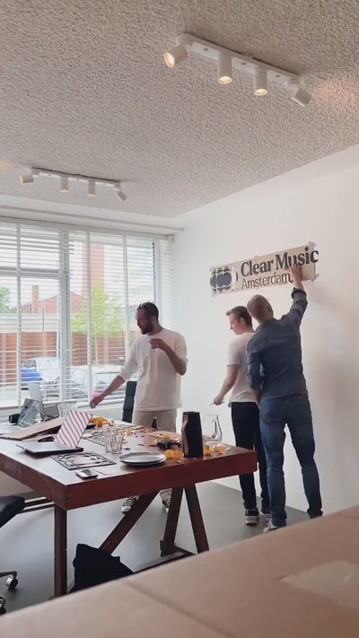 Houten 3D bedrijfslogo wandmontage installeren
