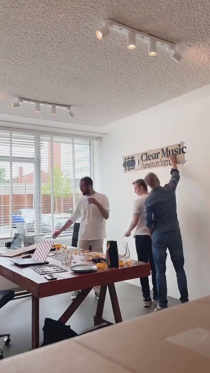 Houten 3D bedrijfslogo wandmontage installeren
