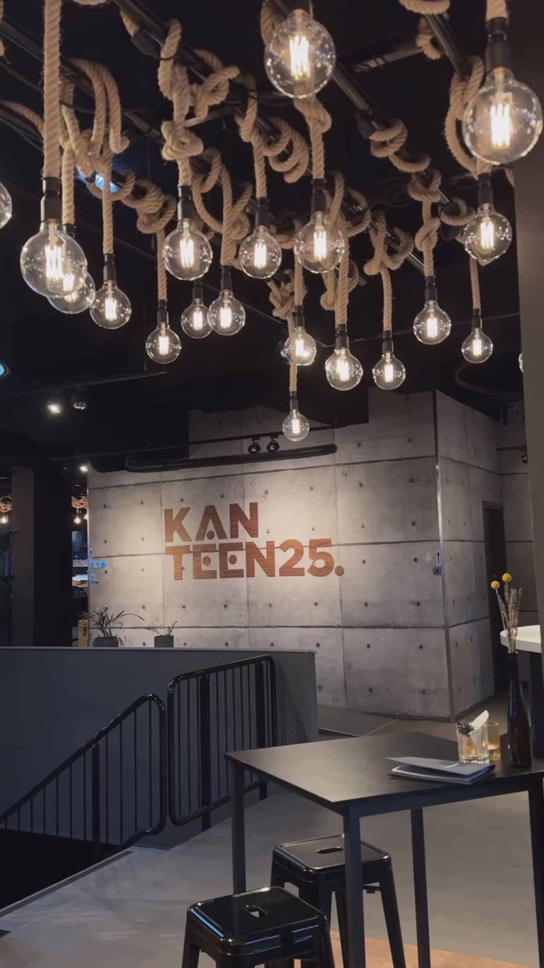 Houten walnoot 3D bedrijfslogo wandmontage detail
