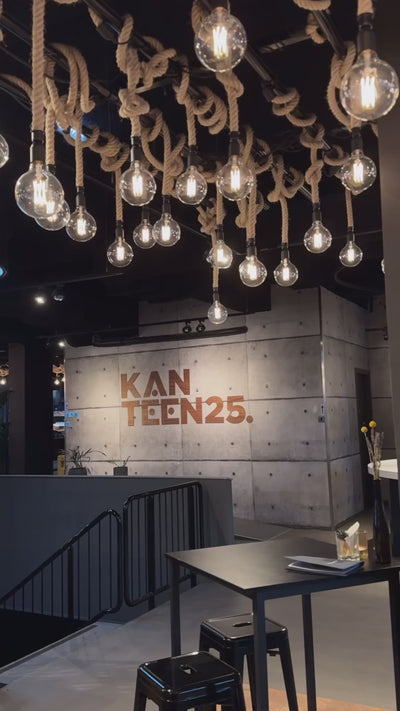 Houten walnoot 3D bedrijfslogo wandmontage detail
