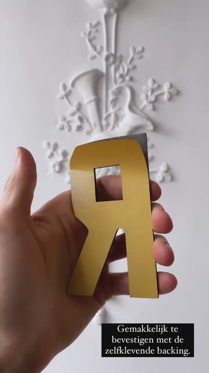 Video laden: <p>Op de achterzijde van je logo zit een <strong>dubbelzijdige tape </strong>meegesneden<strong> </strong>tijdens het laseren.<strong> </strong>Geschikt voor bijna elke ondergrond waardoor je jouw logo gemakkelijk zonder gedoe kunt bevestigen.</p>