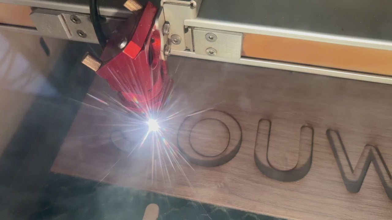 Video laden: <p>Of je nou een subtiel klein formaat kiest, of een uitgesproken groot formaat van 2 meter, we snijden elk logo met dezelfde precisie.</p>