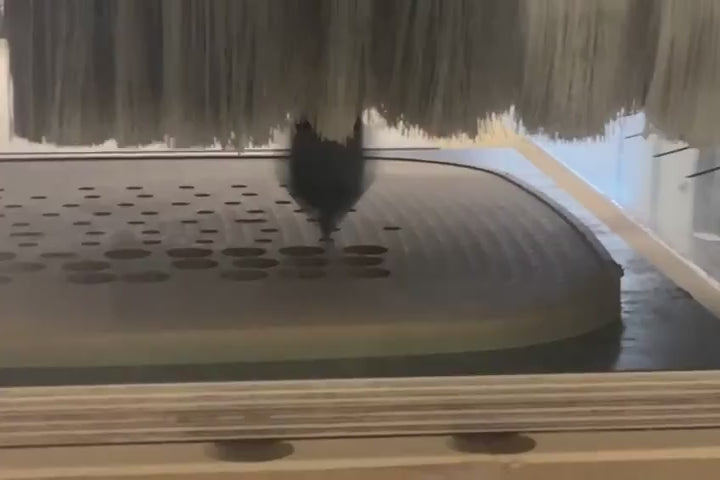 Video laden: <p>Middels een geavanceerde CNC-bovenfrees wordt de kenmerkende <strong>'squircle'</strong>-vorm P'uur tot in de micromillimeters nauwkeurig gefreesd, waarbij elke individuele LED-uitsparing met uiterst nauwe toleranties machinaal wordt gefreesd.</p>